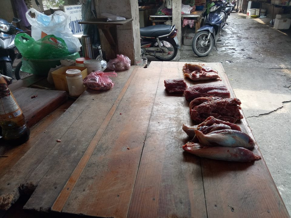 Các quầy hàng bán thịt lợn, thịt bò đã sớm hết hàng mặc dù mới 7h30 sáng.