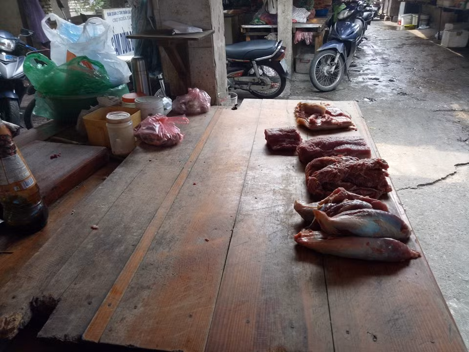 Các quầy hàng bán thịt lợn, thịt bò đã sớm hết hàng mặc dù mới 7h30 sáng.
