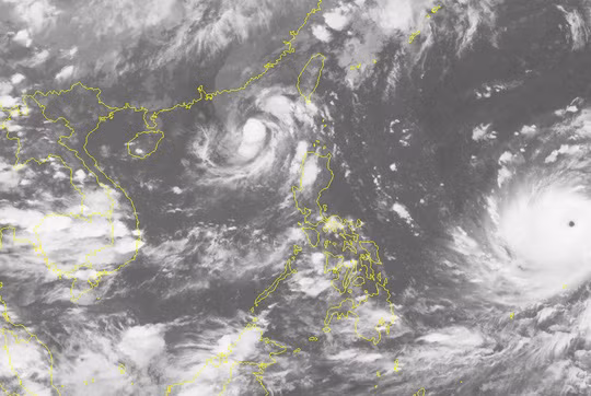Trung tâm dự báo khí tượng thủy văn cũng thông báo, siêu bão Mangkhut trên vùng biển Tây Bắc Thái Bình Dương duy trì sức gió mạnh nhất vùng gần tâm bão mạnh cấp 17 (200-220km/giờ). Siêu bão này sẽ di chuyển hướng về khu vực Bắc Biển Đông trong khoảng 2 ngày tới. Ảnh: Người lao động. 