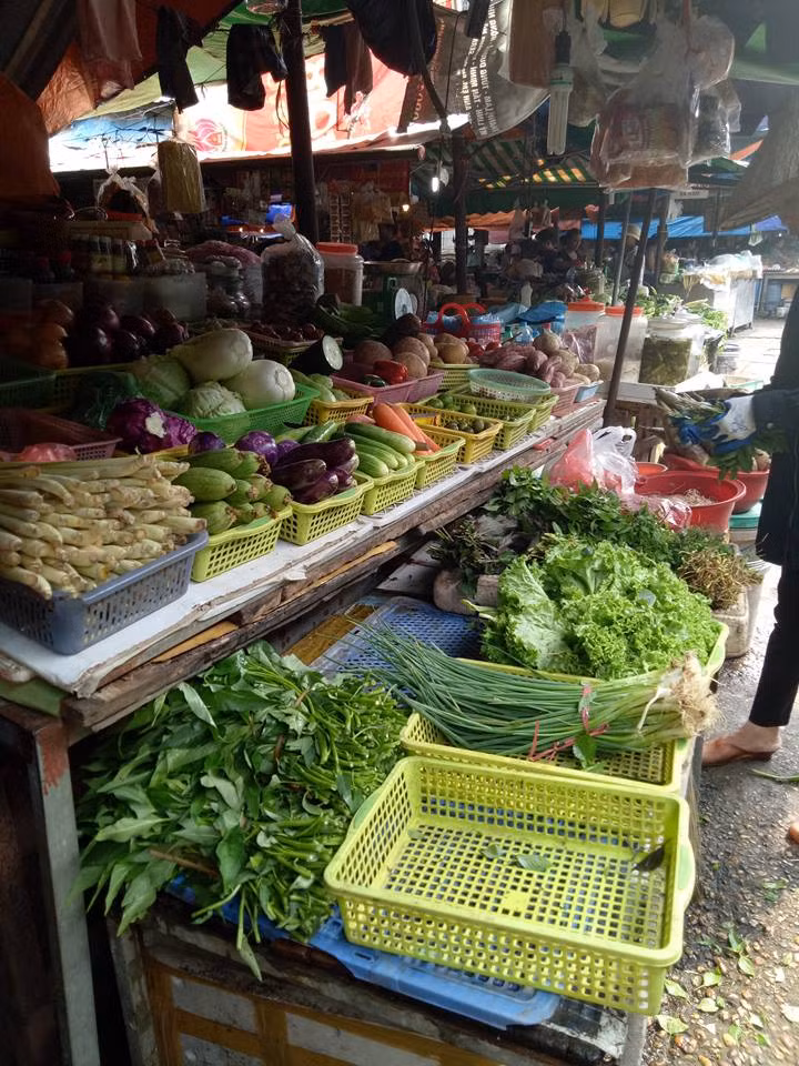 Rau xanh cũng “đắt như tôm tươi” bởi chị em đề phòng giá rau tăng giá khi bão về.