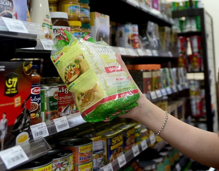 Cửa hàng bán đồ khô như lạc, vừng, miến, mỳ cũng khá chạy hàng.