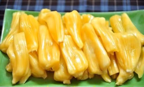 Quả khi chín có màu vàng rất đẹp, múi dài, dầy, ít hạt, hạt nhỏ, ăn giòn và rất thơm ngon.