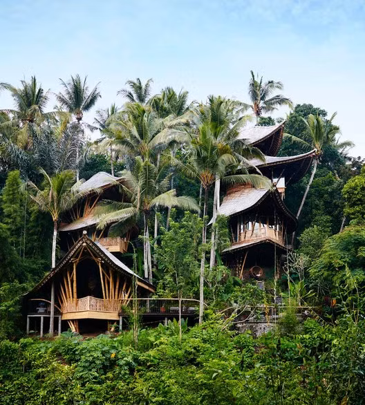 Ngôi nhà tre có tên Ananda House này nằm ở giữa núi rừng Bali, Indonesia với 3 tầng rộng rãi. Ảnh Adsttc.