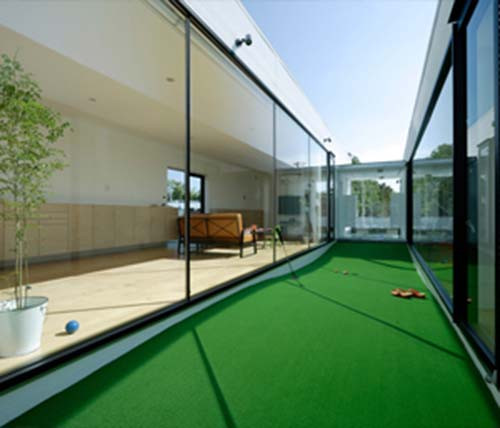 Sân golf. Golf là trò chơi của người giàu có. Một số ông chủ thậm chí còn xây một sân golf mini trong sân để họ có thể giải trí bất cứ lúc nào.