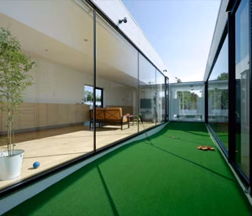 Sân golf. Golf là trò chơi của người giàu có. Một số ông chủ thậm chí còn xây một sân golf mini trong sân để họ có thể giải trí bất cứ lúc nào.