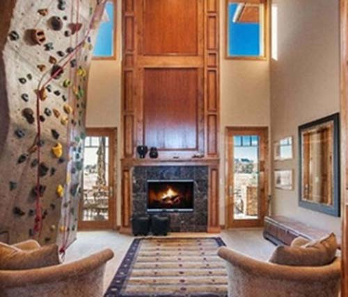 Tường leo núi. Tuy rằng, leo núi nguy hiểm và mệt mỏi, Thế nhưng có rất nhiều đại gia trẻ yêu thích môn thể thao này.