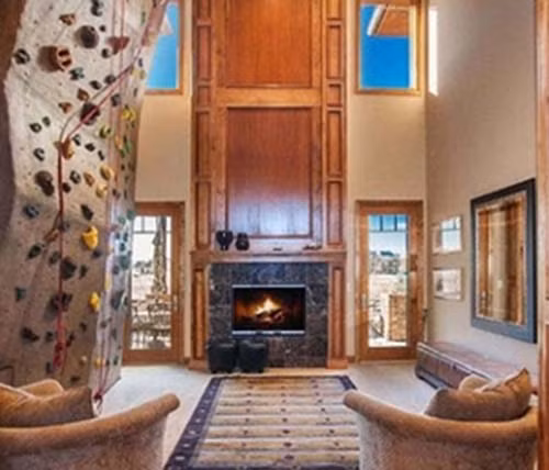 Tường leo núi. Tuy rằng, leo núi nguy hiểm và mệt mỏi, Thế nhưng có rất nhiều đại gia trẻ yêu thích môn thể thao này.