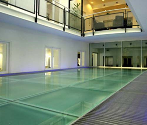 Sàn kính. Sàn kính thể hiện thương hiệu đẳng cấp và thiết kế thanh lịch trong căn biệt thự của những người giàu có.