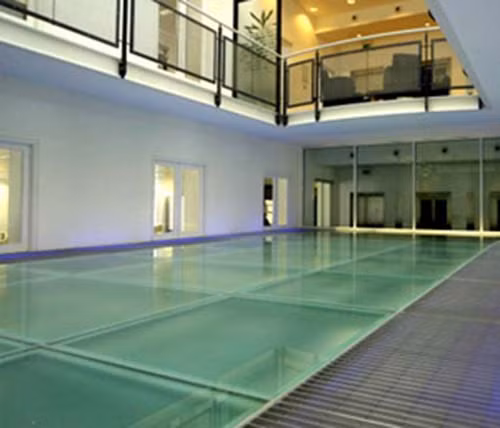 Sàn kính. Sàn kính thể hiện thương hiệu đẳng cấp và thiết kế thanh lịch trong căn biệt thự của những người giàu có.