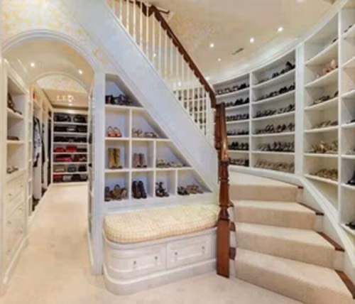 Gian phòng để quần áo, giày dép hoành tráng. Đối với người giàu có, tủ quần áo là rất lạc hậu, họ phải dành hẳn một phòng lớn để trưng bày quần áo. Thậm chí gian phòng này còn lớn hơn căn hộ của những người có thu nhập thấp.