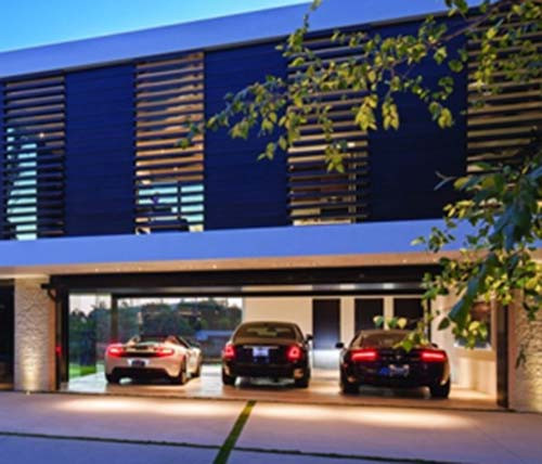 Bãi đỗ ô tô sang chảnh. Ô tô triệu đô của những người giàu có không thể luôn luôn đậu trên đường phố bụi bặm. Họ thường phân bổ riêng biệt những chiếc siêu xe trong những bãi đỗ xe riêng hay tầng hầm siêu chảnh trong ngôi nhà.