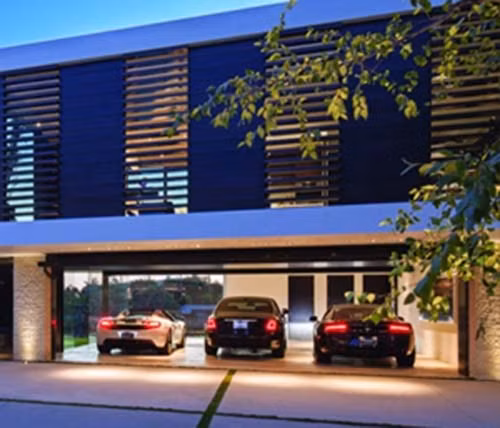 Bãi đỗ ô tô sang chảnh. Ô tô triệu đô của những người giàu có không thể luôn luôn đậu trên đường phố bụi bặm. Họ thường phân bổ riêng biệt những chiếc siêu xe trong những bãi đỗ xe riêng hay tầng hầm siêu chảnh trong ngôi nhà.