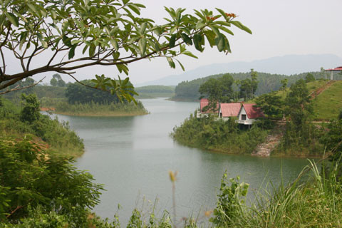 Khu vực sinh thái bố trí các khu chức năng bao gồm khu trung tâm dịch vụ đón tiếp và điều hành; khu lâm viên tạo cảnh quan; khu bảo tồn thiên nhiên; không gian mặt nước như suối, hồ tự nhiên và hồ nhân tạo… Ảnh: Báo Yên Bái.