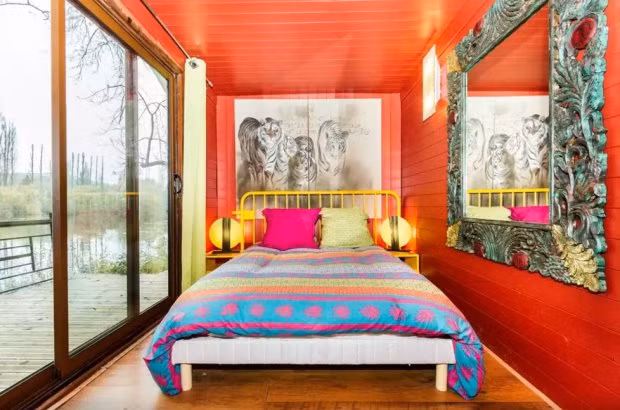 Bước vào bên trong, không ai nghĩ đây là một ngôi nhà tái chế từ container. Nó vô cùng đáng yêu với những gam màu sặc sỡ.