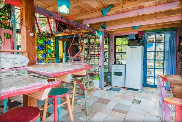 Trong nhỏ bé là vậy nhưng ngôi nhà có sức chứa tới 5 người và được trang bị đầy đủ internet, điều hòa, tivi. Ảnh: Jaime, Cabana Floripa.