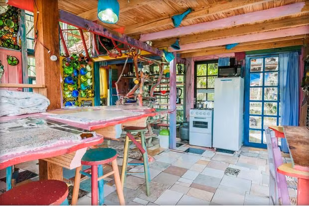 Trong nhỏ bé là vậy nhưng ngôi nhà có sức chứa tới 5 người và được trang bị đầy đủ internet, điều hòa, tivi. Ảnh: Jaime, Cabana Floripa.