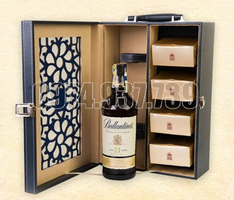 Hộp Bánh trung thu Vương kim tri ngộ Ballantine's 21 bao gồm 4 bánh trung nhân sen trắng lòng đỏ trứng mặn, trọng lượng 125g. Hộp bánh có giá gần 7,5 triệu, bao gồm bánh và 1 chai rượu Ballantine's 21 năm.