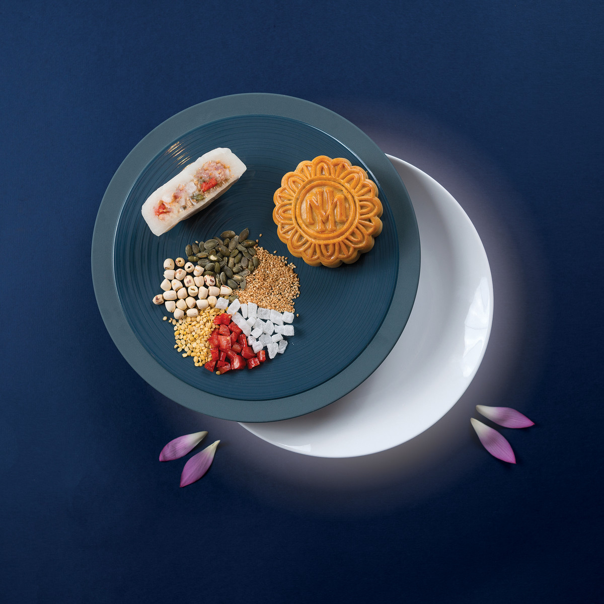 Bánh Metropole có 6 loại bánh hấp dẫn từ các hương vị cổ điển như thập cẩm truyền thống, hạt sen và cốm, vừng đen và dừa cho đến những hương vị thơm ngon như đậu xanh trứng muối, caramel với quả vả khô.