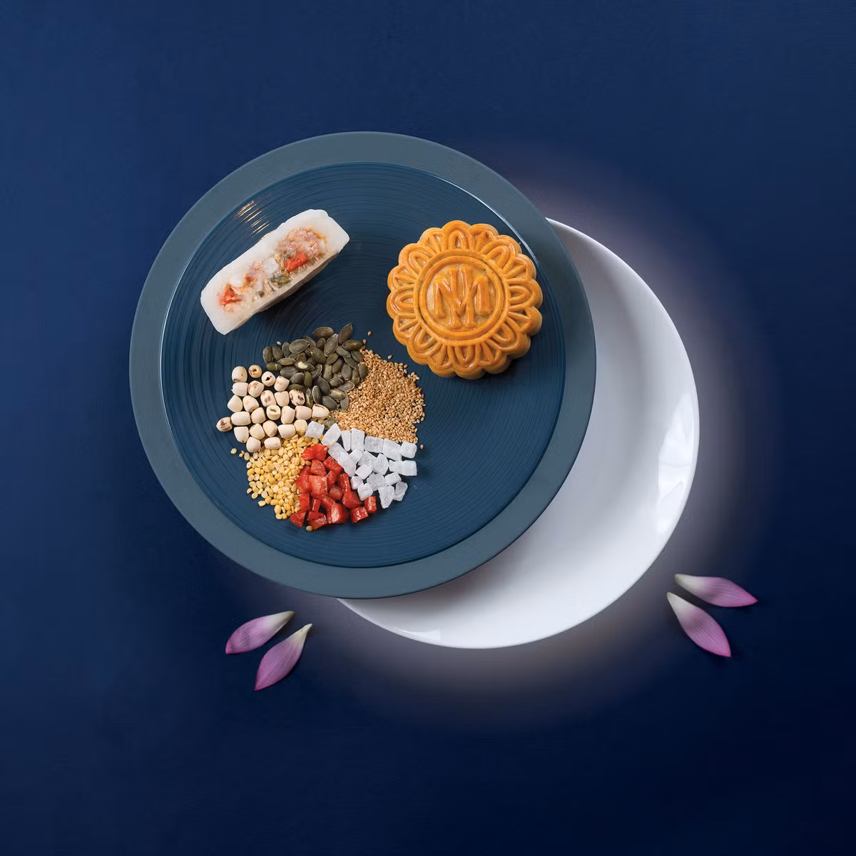 Bánh Metropole có 6 loại bánh hấp dẫn từ các hương vị cổ điển như thập cẩm truyền thống, hạt sen và cốm, vừng đen và dừa cho đến những hương vị thơm ngon như đậu xanh trứng muối, caramel với quả vả khô.