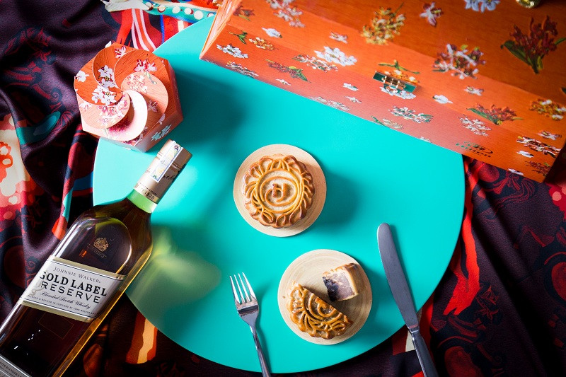 Bánh Trung thu Hilton 2018 có sáu vị nhân: Chè xanh hạt sen với trứng muối; Đậu đỏ; Khoai môn; Mè đen; Chè xanh hạt sen; Socola đen, hạt phỉ, hạt hạnh nhân và hạt sen.