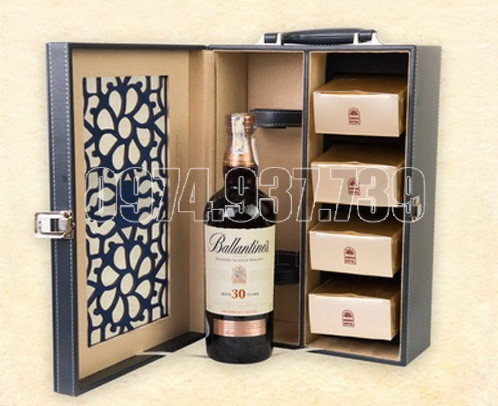 Đắt nhất hiện nay là hộp bánh trung thu Vương Kim Tri Ngộ Ballantine's 30 bao gồm 4 bánh trung nhân sen trắng lòng đỏ trứng mặn 125g. Mua kèm hộp bánh này và 1 chai rượu Ballantine's 30 năm có giá gần 14 triệu.