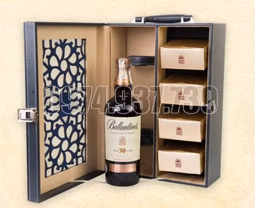 Đắt nhất hiện nay là hộp bánh trung thu Vương Kim Tri Ngộ Ballantine's 30 bao gồm 4 bánh trung nhân sen trắng lòng đỏ trứng mặn 125g. Mua kèm hộp bánh này và 1 chai rượu Ballantine's 30 năm có giá gần 14 triệu.