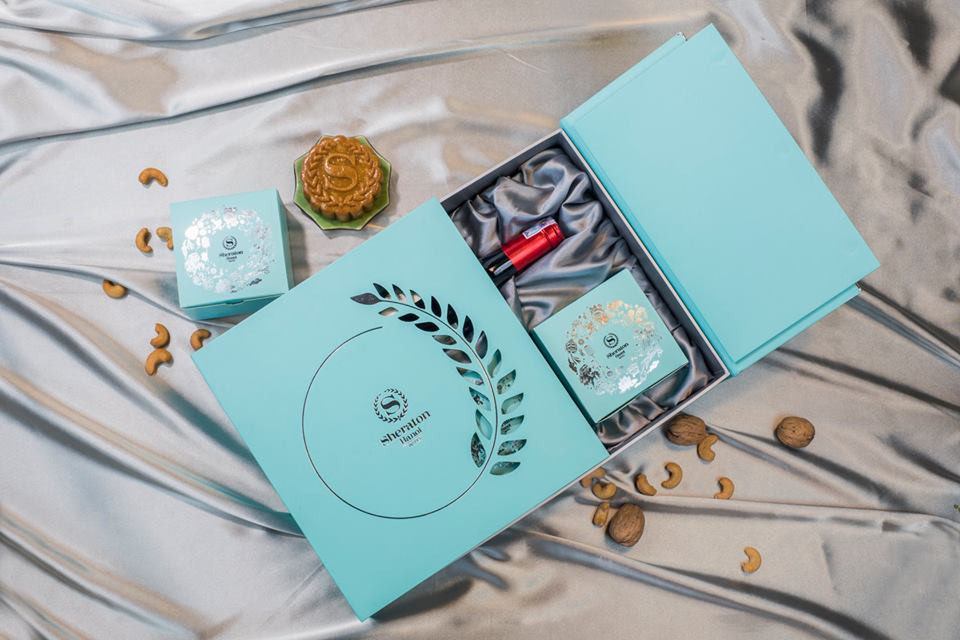 Hộp bánh trung thu Premium 3 bánh kèm rượu được những đầu bếp của khách sạn Sheraton sáng tạo đang được bán với giá 1.500.000 đồng.