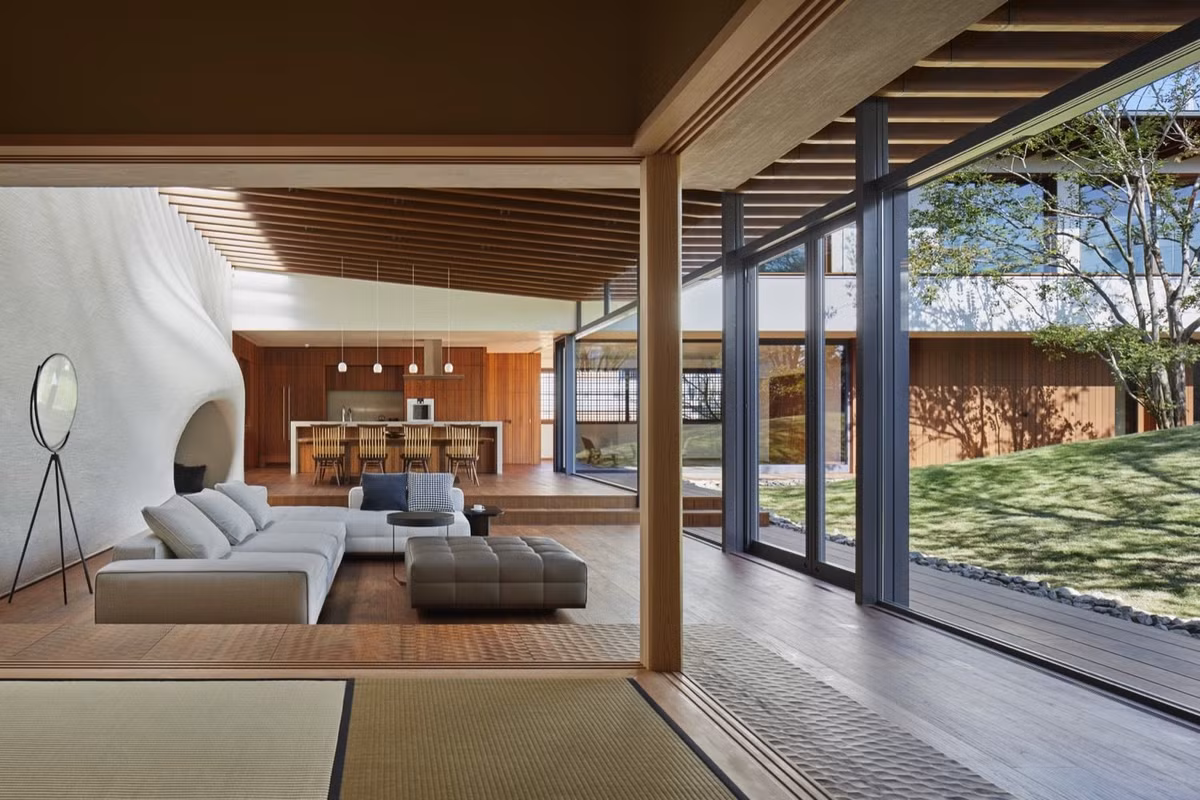 Phòng khách có thiết kế đơn giản, nhìn thẳng ra ngọn đồi.