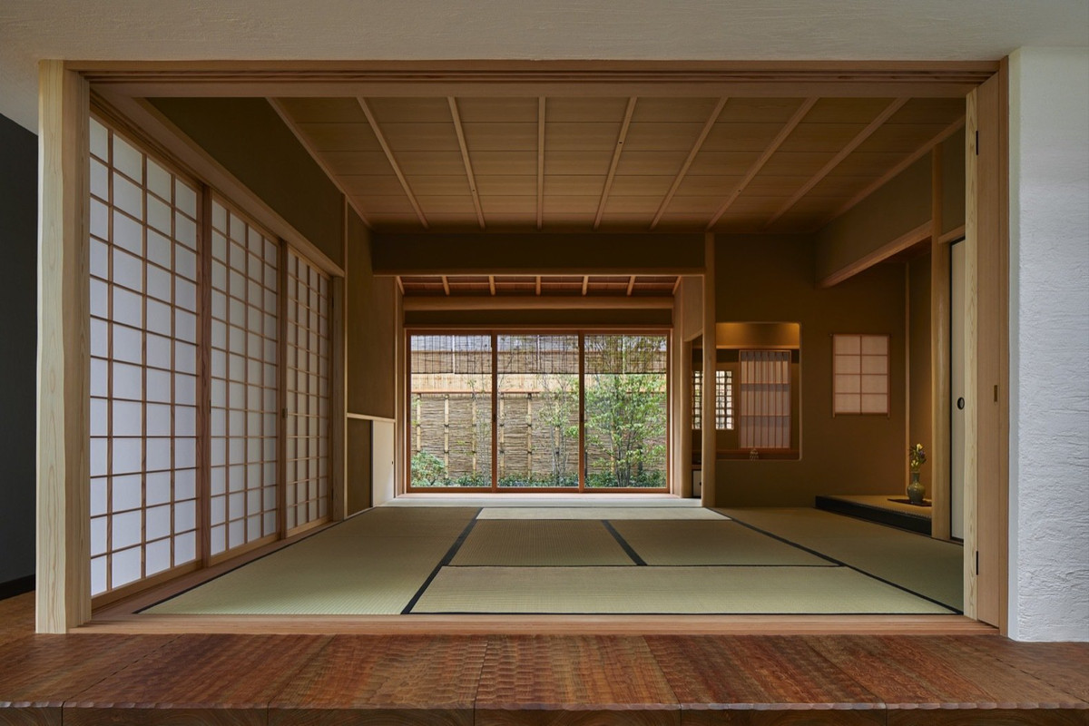 Một căn phòng với cửa trượt bằng gỗ mang đậm phong cách Nhật Bản.