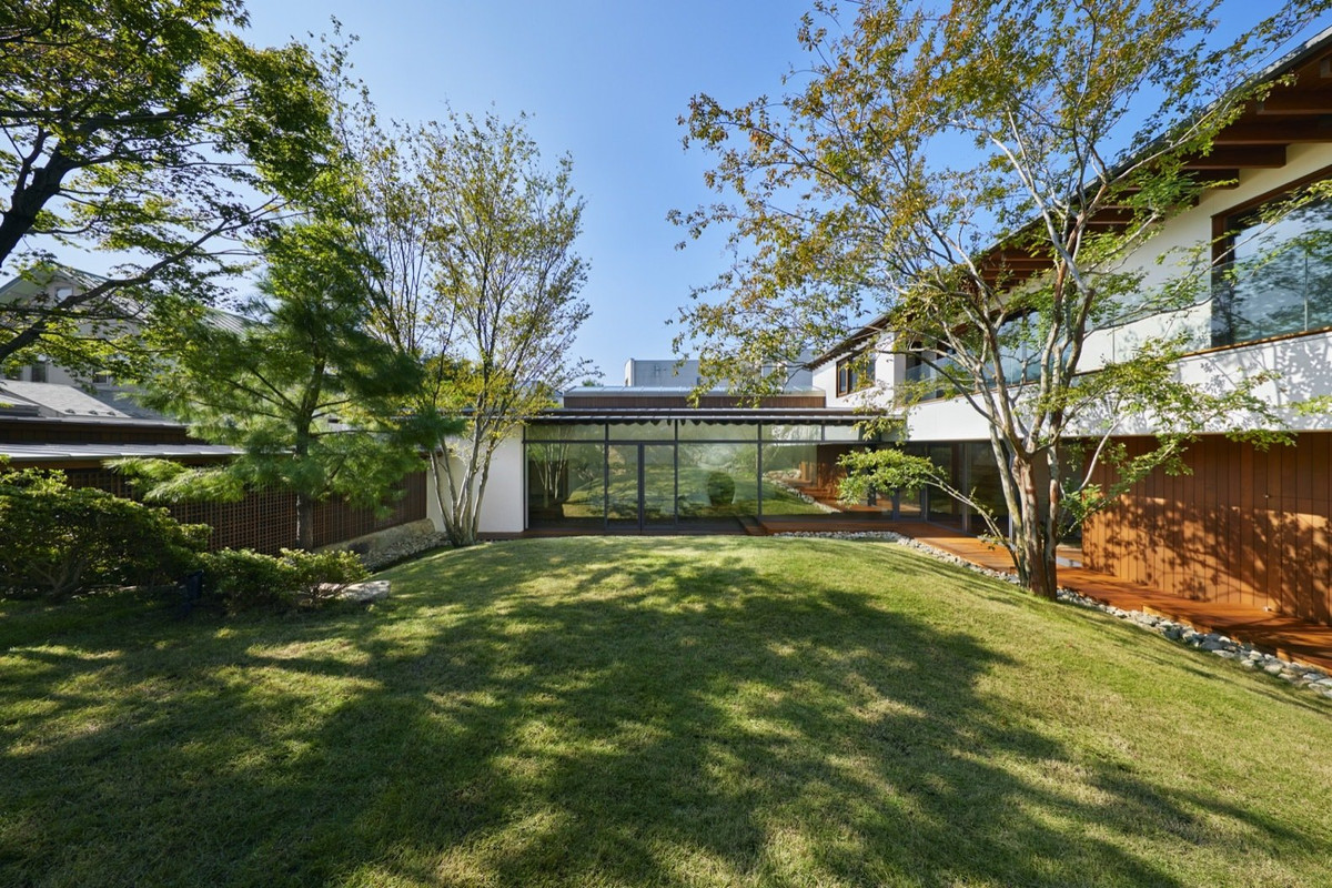 Các khu vực sinh hoạt của ngôi nhà nằm ở phía Tây. Từ đây, gia chủ có thể ngắm nhìn toàn bộ cảnh vườn xinh đẹp.