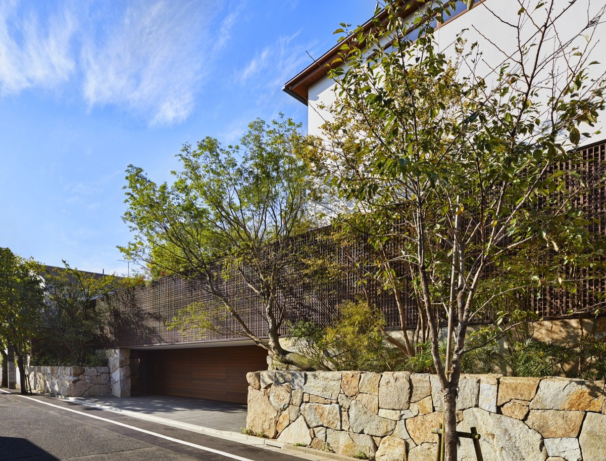 Tọa lạc tại Tokyo, ngôi nhà được xây dựng, lấy cảm hứng từ nghệ thuật và thiết kế sân vườn truyền thống của Nhật Bản.