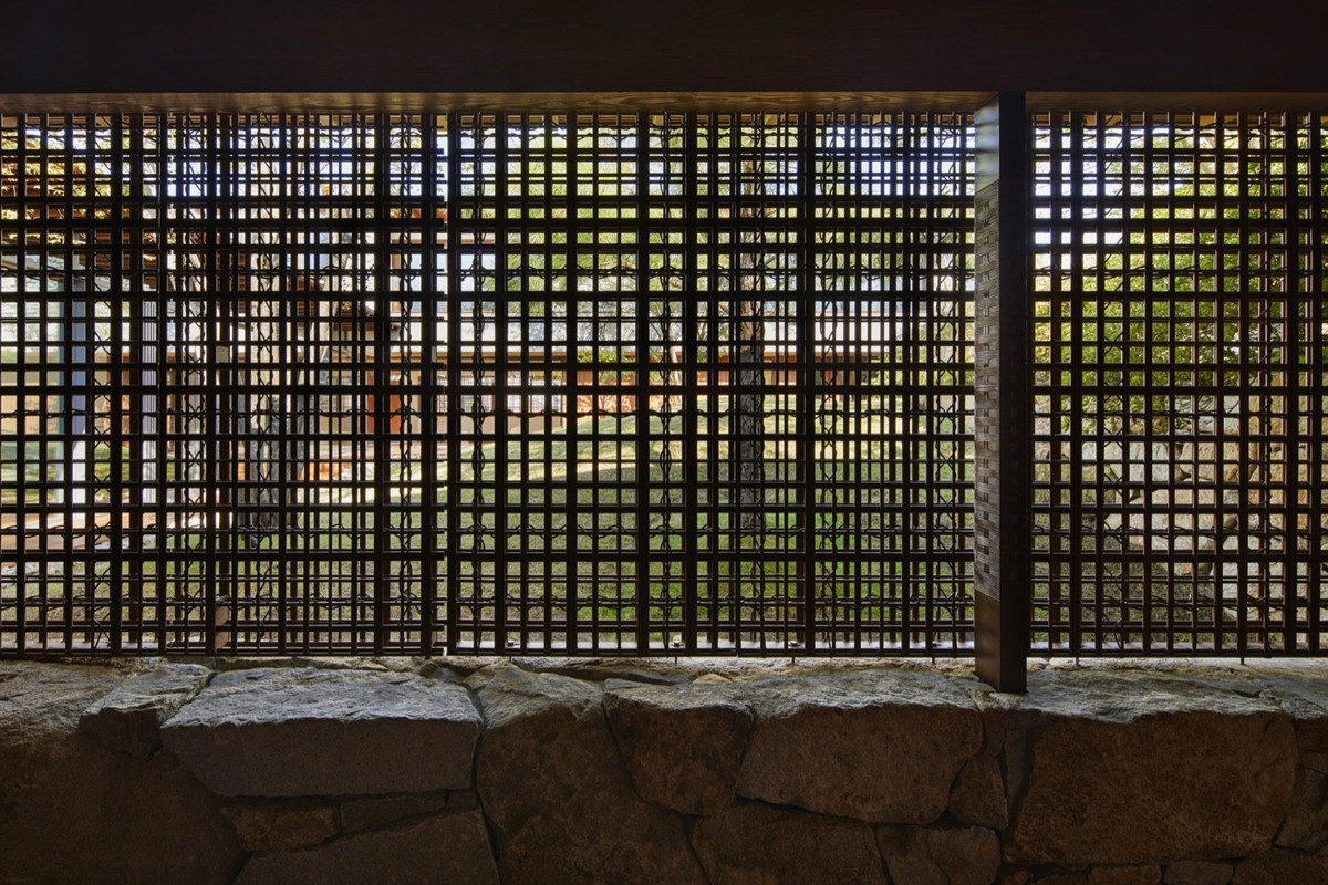 Một ngọn đồi nhân tạo được đặt trong khu vườn bên trong để tất cả các phòng đều có ánh sáng.