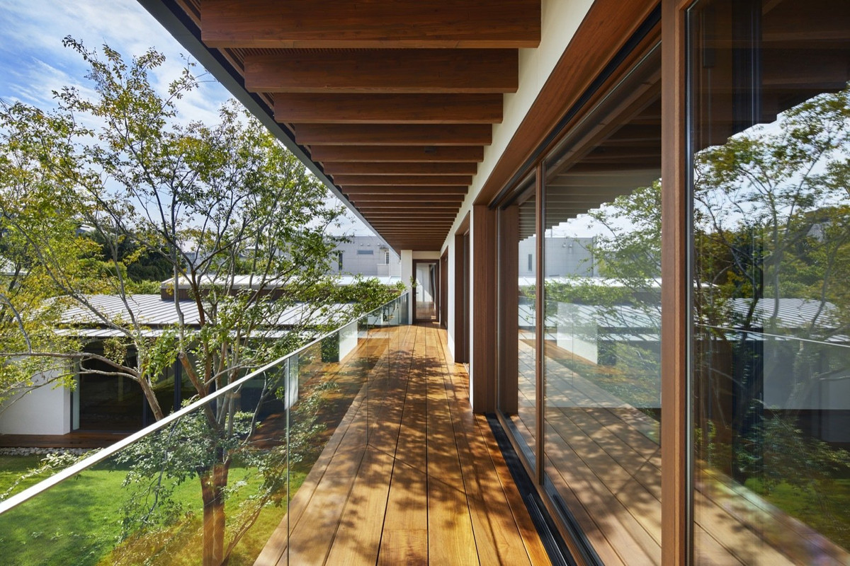 Ngôi nhà hình chữ U bao quanh một khoảng sân rộng tới 224 m2 với một ngọn đồi nhân tạo lớn - yếu tố mượn từ những khu vườn “tsukiyama” truyền thống.