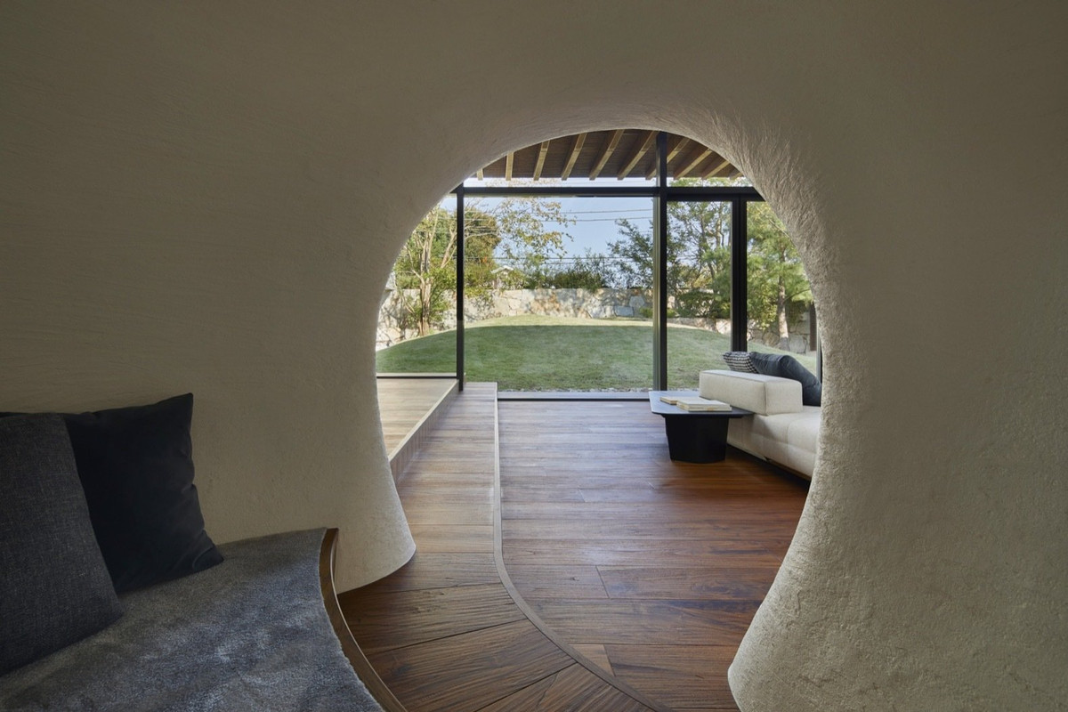 Từ trong “hang động” có thể nhìn thẳng ra khu vực sân vườn bên ngoài.