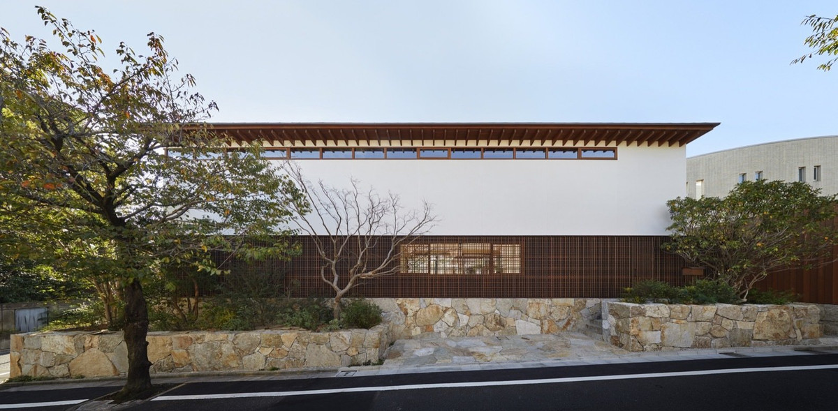 Ngôi nhà còn được bao phủ bởi một loạt các vật liệu độc đáo gồm đá Aji được khai thác từ Shikoku, nhôm sơn tĩnh điện (lath), tầng 2 được phủ thạch cao màu trắng và mái nhà bằng hợp kim kẽm titan.