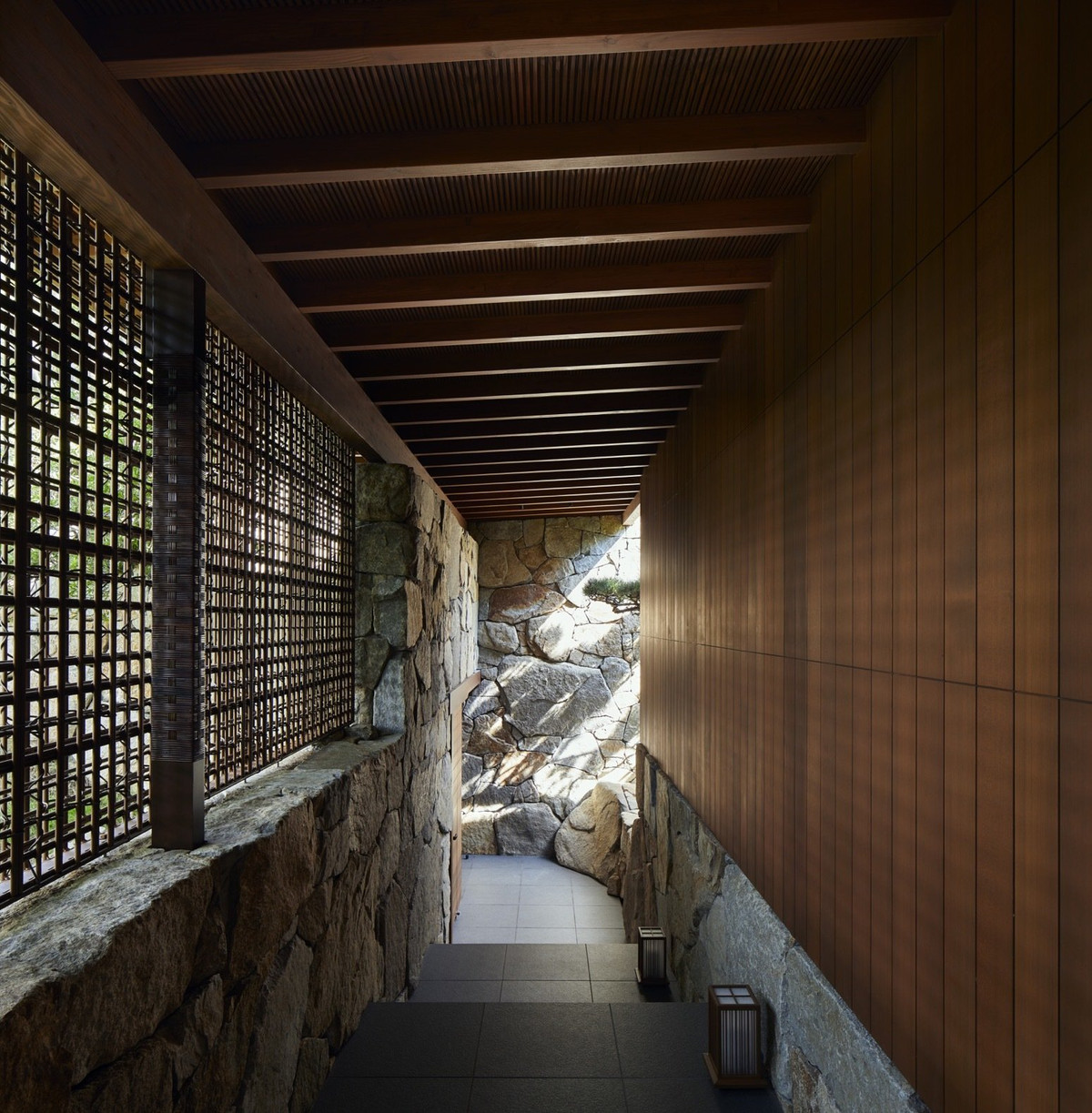 Ngôi nhà do hãng kiến trúc có trụ sở tại Tokyo tên là Hiroshi Nakamura &amp; NAP thiết kế.