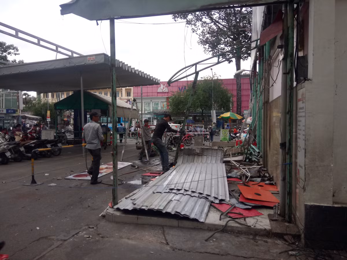 Khach ngo ngang truoc tin Co.opmart Dinh Tien Hoang dong cua-Hinh-12