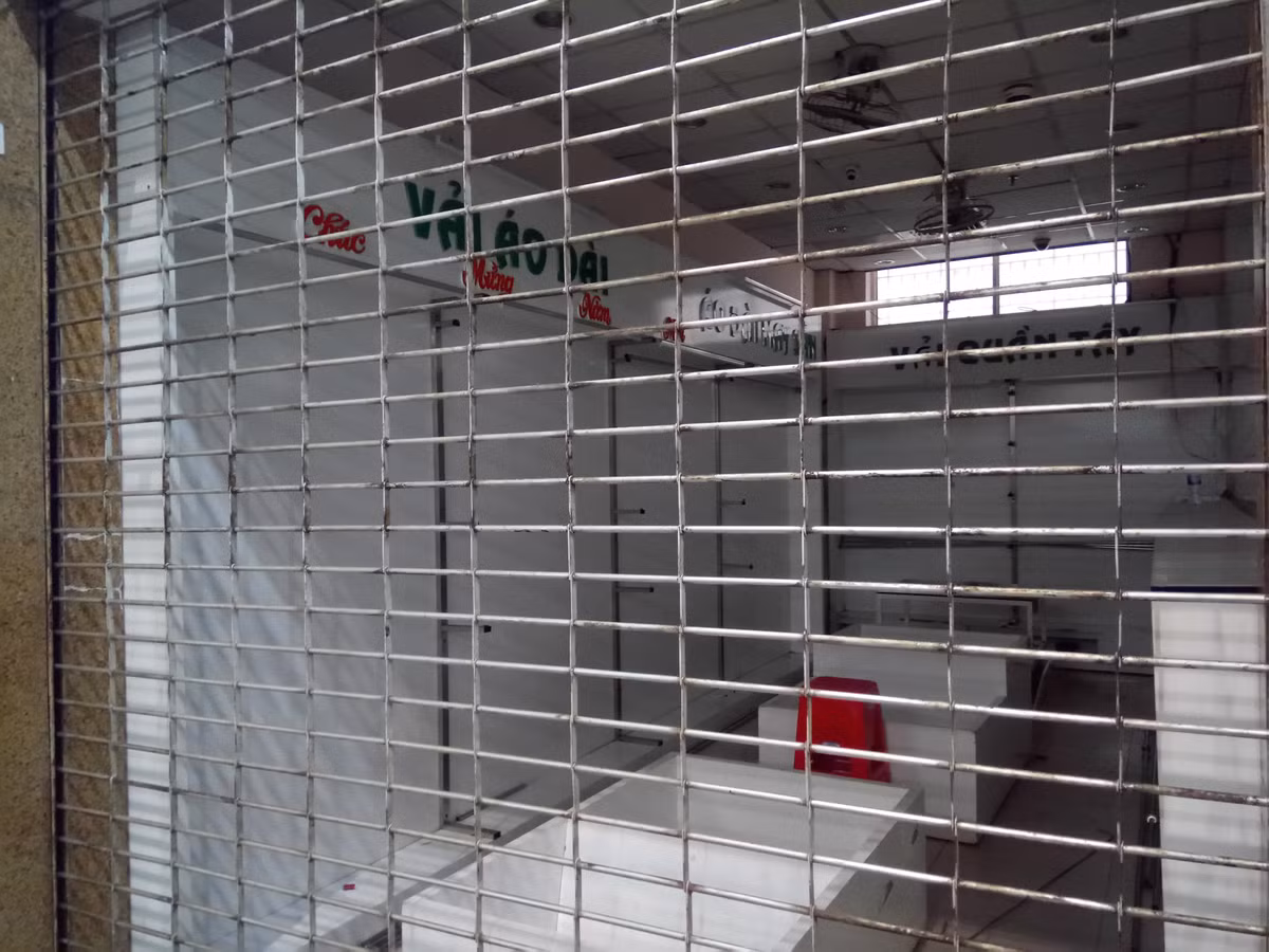 Khach ngo ngang truoc tin Co.opmart Dinh Tien Hoang dong cua-Hinh-4