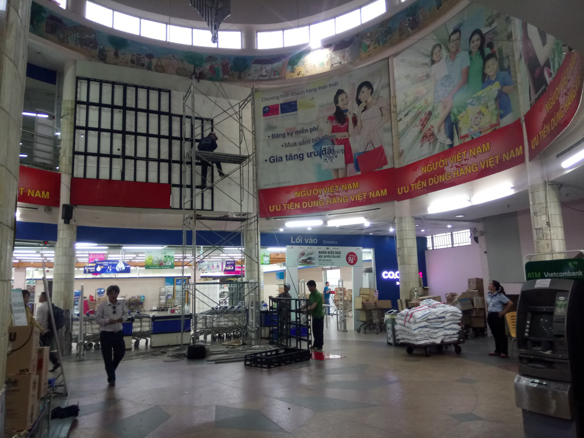 Khach ngo ngang truoc tin Co.opmart Dinh Tien Hoang dong cua-Hinh-6