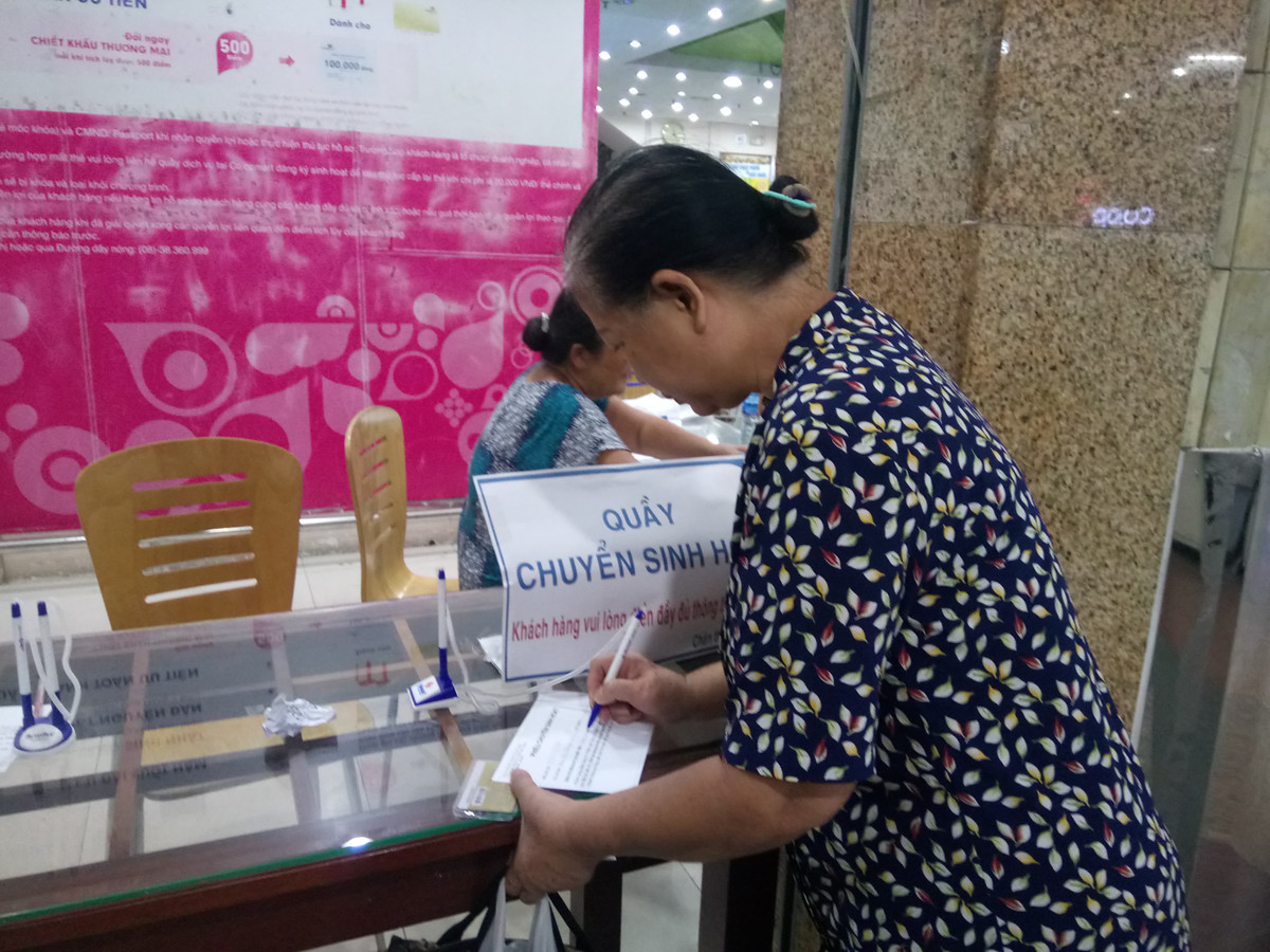 Khach ngo ngang truoc tin Co.opmart Dinh Tien Hoang dong cua-Hinh-11