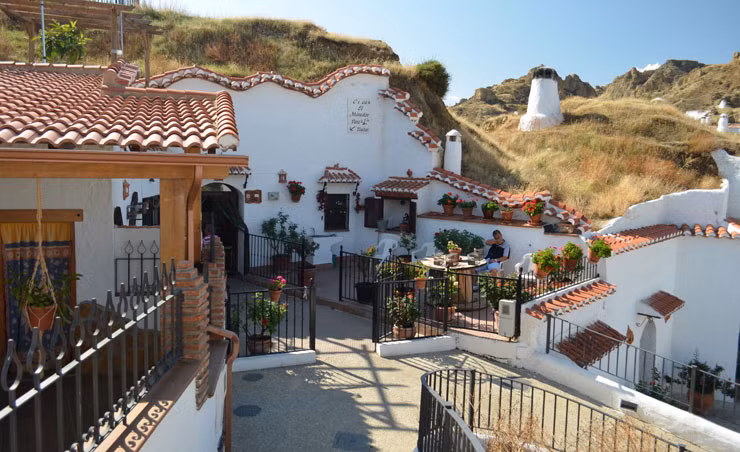 Rất nhiều người nghĩ rằng, hang động là nơi tối tăm bẩn thỉu, nhưng trogloditas không như vậy. Nó rất ngăn nắp, gọn gàng và sạch sẽ.