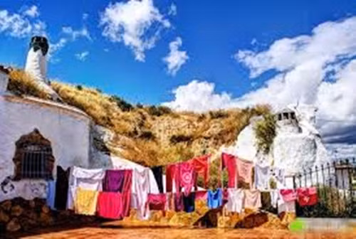 Trong thời đại Moorish, Guadix từng là một thành phố thương mại quan trọng bởi nó nằm giữa khu vực Granada và biển. Trong những lần các tu sĩ tôn giáo qua đây, không có nơi sinh sống, họ đã quyết định xây nhà dưới lòng đất để nghỉ ngơi và tránh nóng.