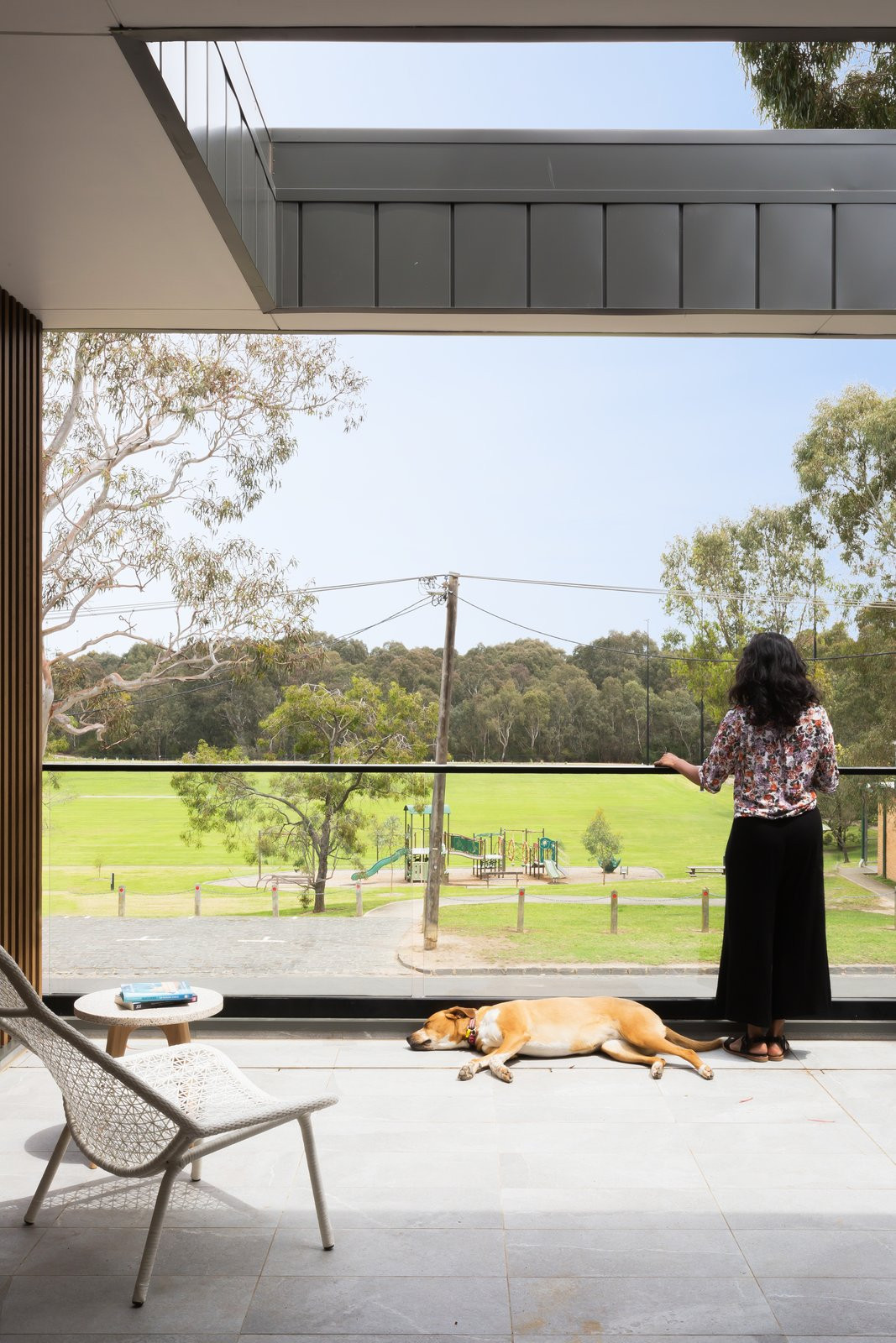 Ban công trên tầng thượng cho phép nhìn ra công viên và thành phố phía xa. Ảnh: Dwell.