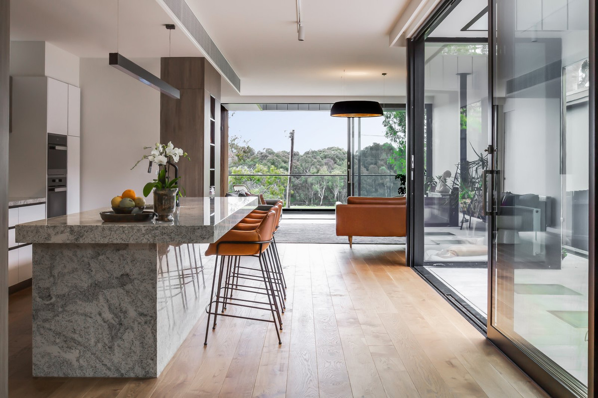 Phòng bếp rộng rãi, thoáng sạch với bàn bếp được làm bằng đá cho phép lau chùi, vệ sinh dễ dàng.