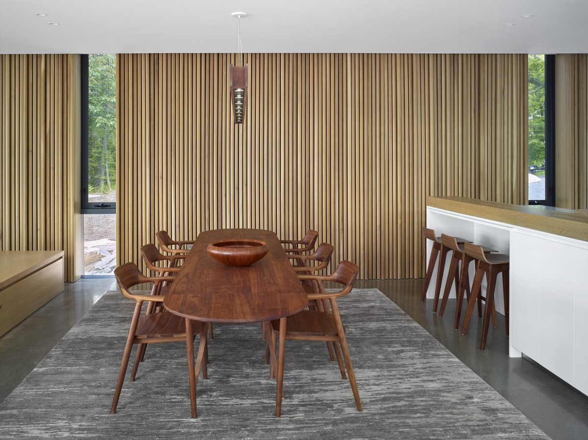 Bộ bàn ghế ăn mộc mạc.