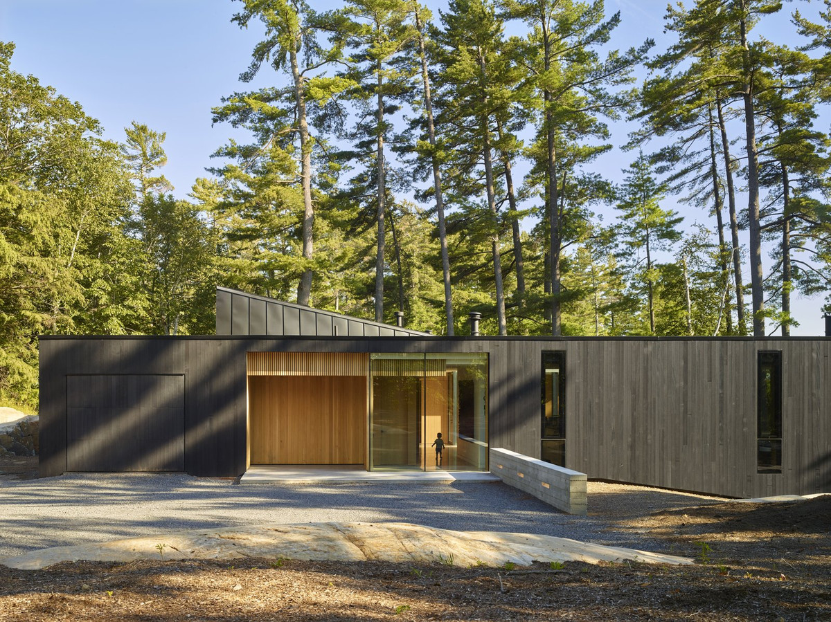 Ngôi nhà có mái bằng và một phần mái hình vây cá mập nhô lên có tác dụng đưa ánh sáng vào bên trong ngôi nhà.