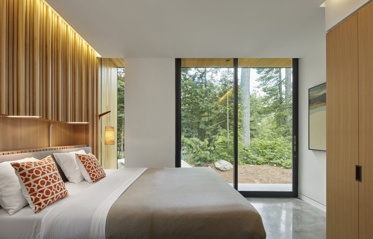 Phòng ngủ vừa đảm bảo tính riêng tư, vừa có sự kết nối với không gian bên ngoài nhờ bức tường kính lớn.