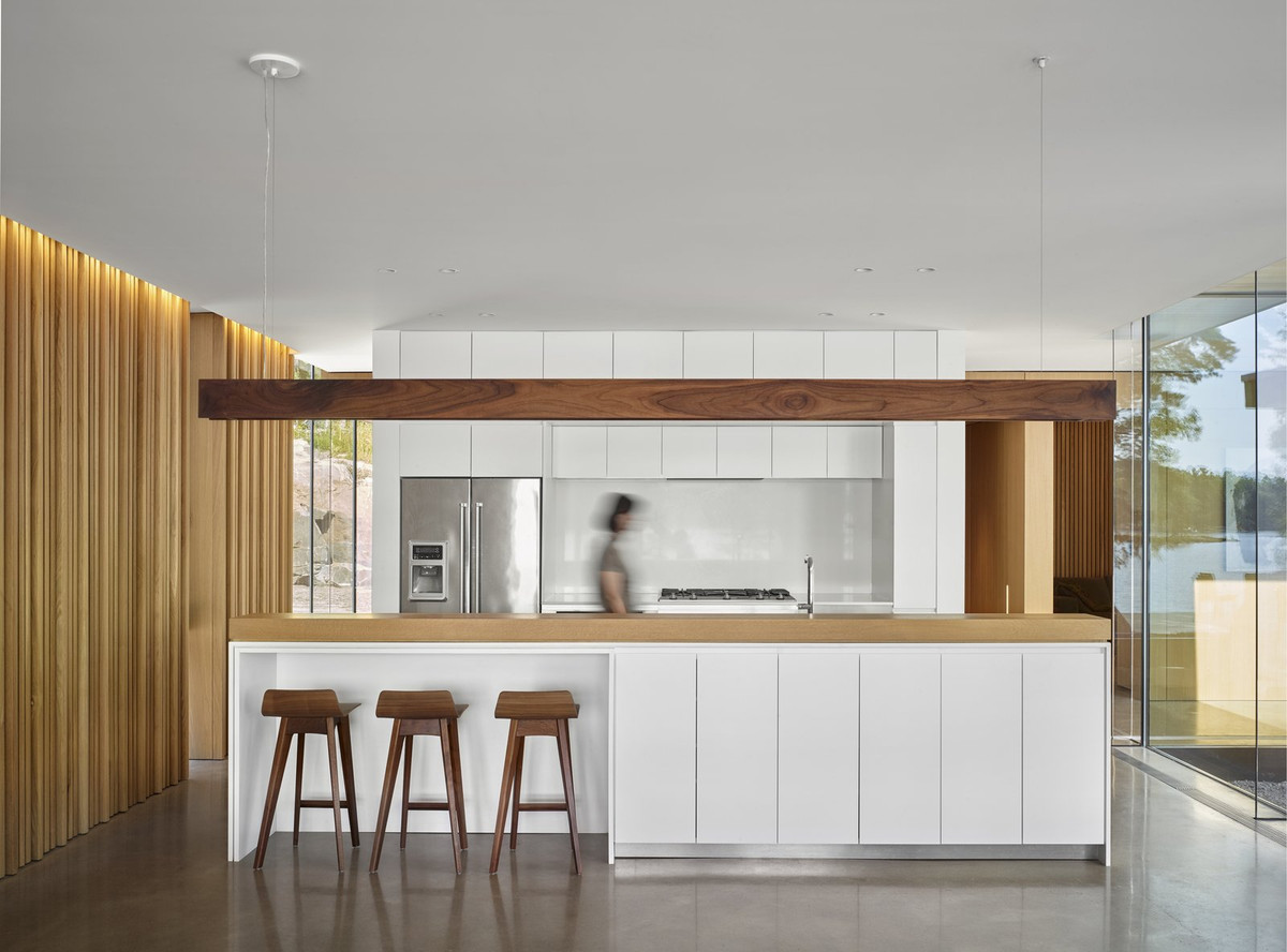 Phòng bếp nổi bật với những chiếc tủ màu trắng.