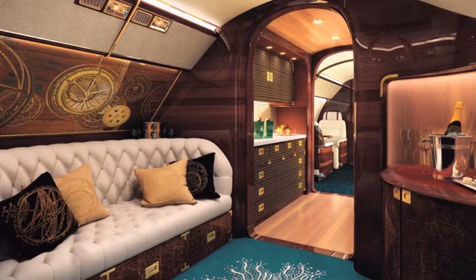 Các cabin chính vô cùng rộng rãi, đều được ốp gỗ gụ và đồng thau như thời quý tộc xưa.