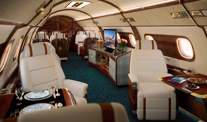 Khu vực giải trí thiết kế sang trọng với ghế ngồi thoải mái, bàn từ gỗ cao cấp.